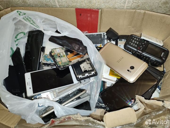 Коробка телефонов на запчасти