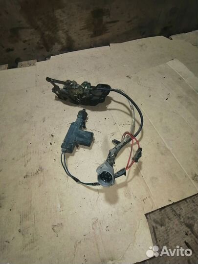 Замок двери перед лево Toyota Carina E