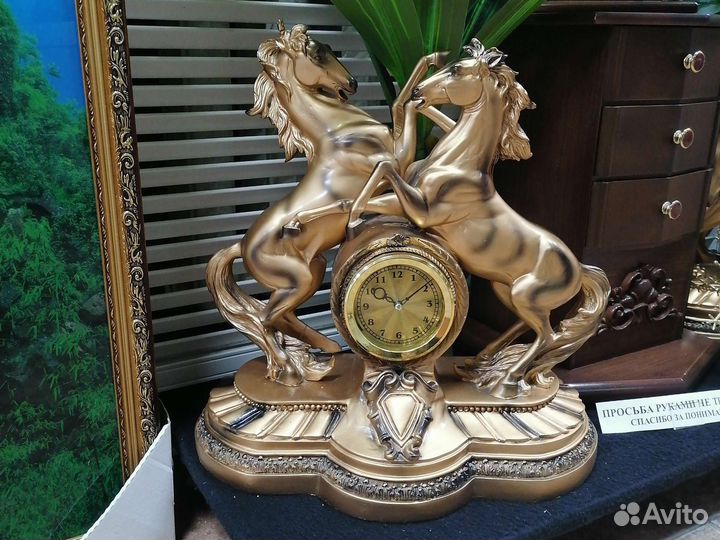 Гипсовая скульптура с часами