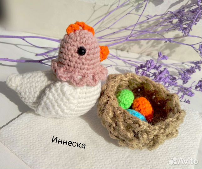 Курочка вязаная в гнезде с яичками на благополучие