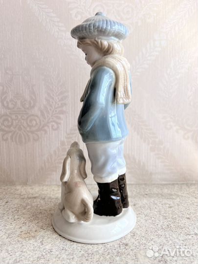 Фарфоровая статуэтка. Девочка с собакой