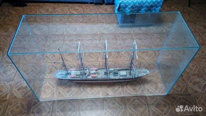 Стеклянный короб-витрина