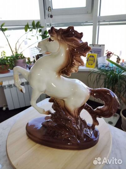 Статуэтка конь