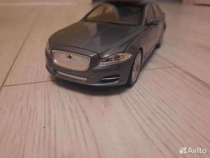 Jaguar xj 2010г. коллекционная модель игрушка маши