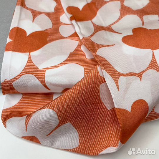 Вискоза оранжевые цветы. 1 м. Италия. (ш. 120 см)