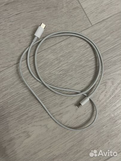 Оригинальный кабель на iPhone
