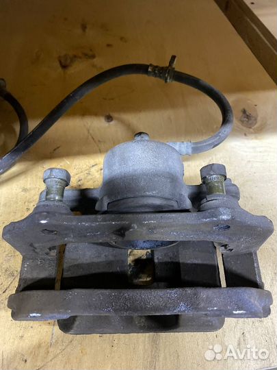 Суппорт передний левый Suzuki Grand Vitara