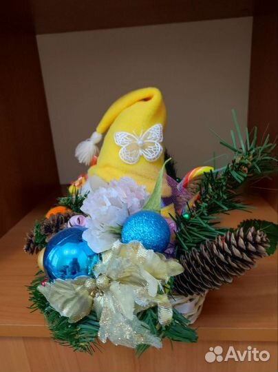 Новогодняя композиция ручной работы и гном