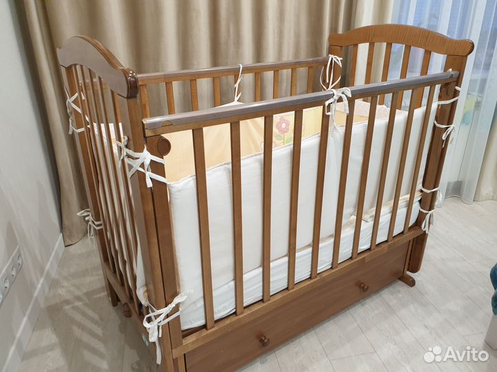 Детская кроватка с маятником