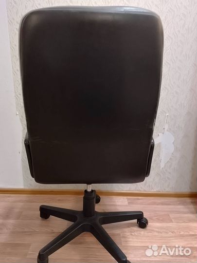 Офисное кожаное кресло бу