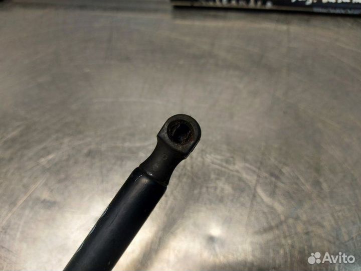 Упор крышки багажника задний Mitsubishi Outlander