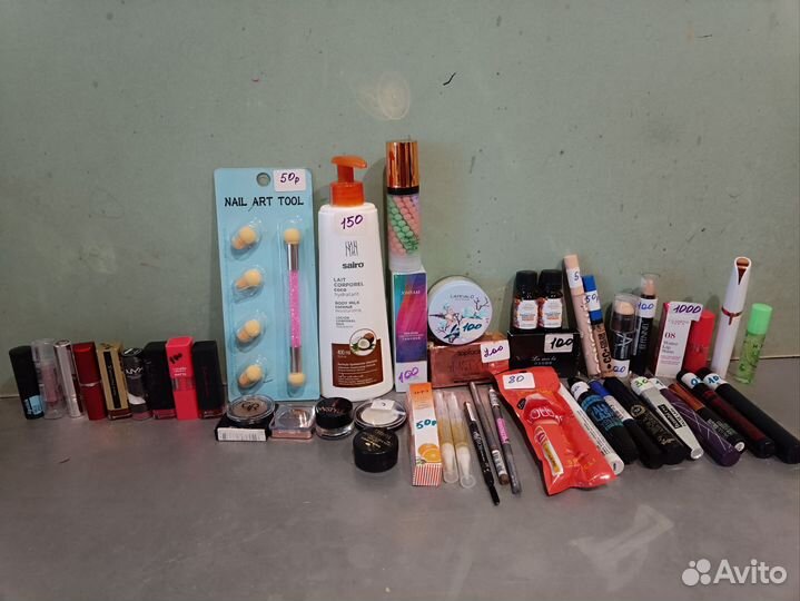 Тональный крем, палитра теней, помада