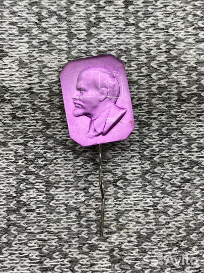 Значок времен СССР - В.И. Ленин, розовое стекло