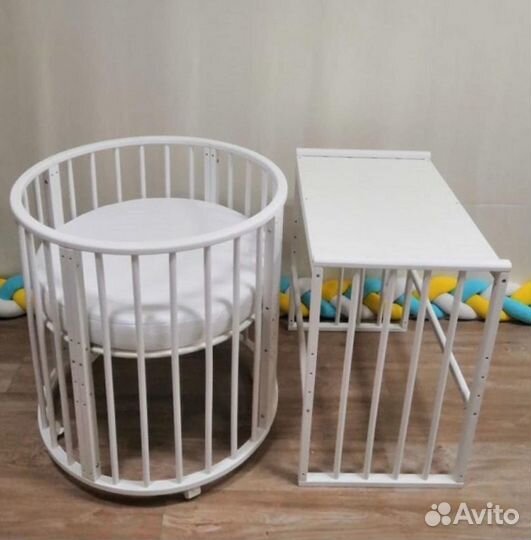 Кроватка детская с маятником