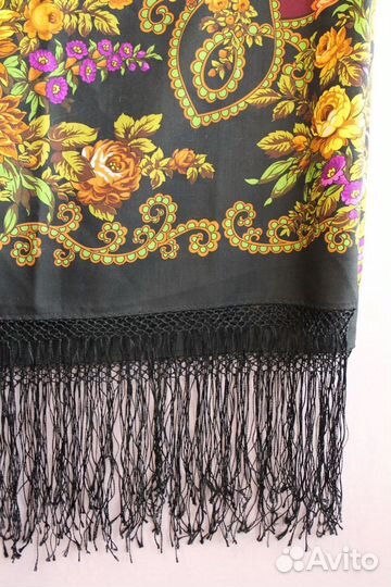 Платок из уплотнённой шерстяной ткани с кистями