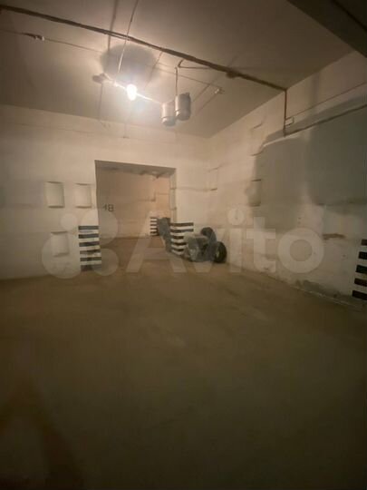 Машиноместо, > 30 м²