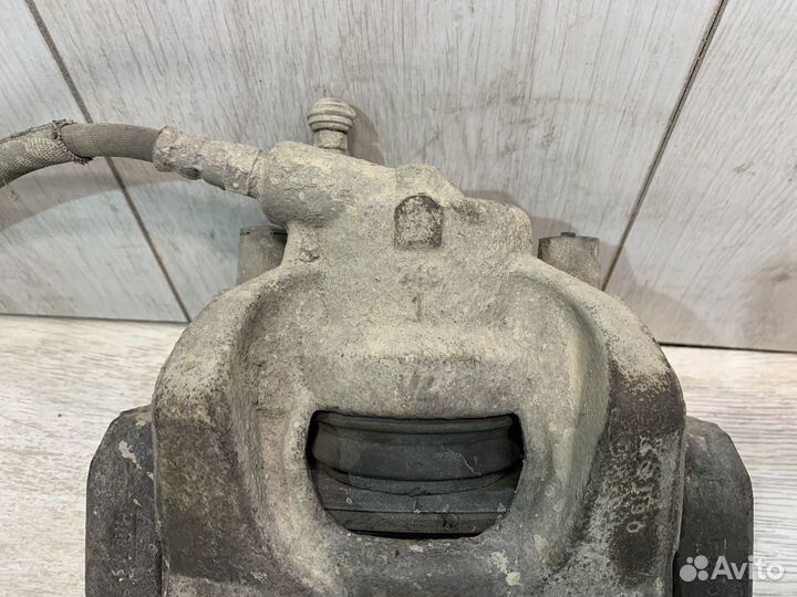 Суппорт тормозной передний правый Land Rover Freel