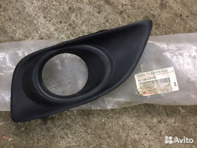 Решетка в бампер Тойота Авенсис ll 2003-2008 года