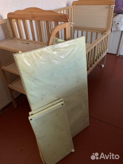 Детская кроватка с пеленальным столиком и полкой