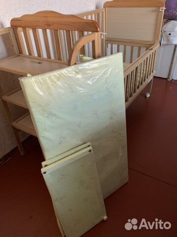 Детская кроватка с пеленальным столиком и полкой
