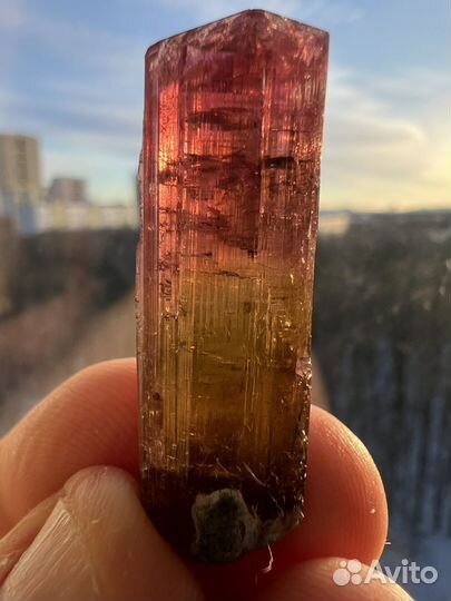 Кристалл полихромного турмалина