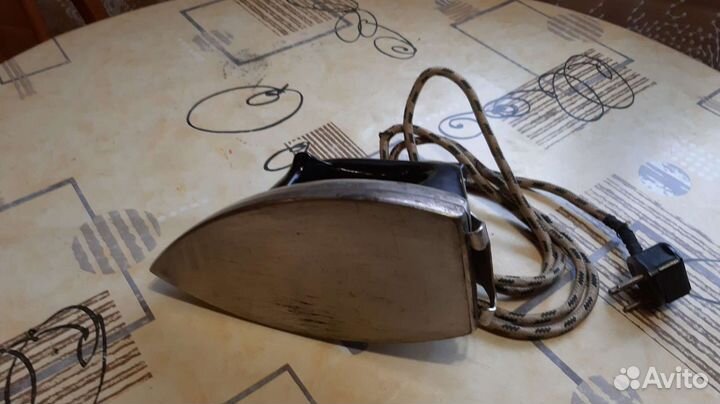 Утюг из эпохи СССР