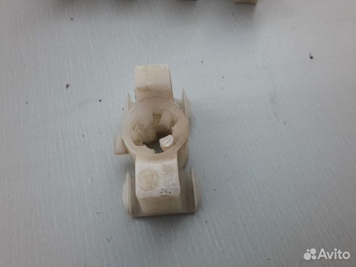 Клипса молдинга крыши Skoda Octavia A4 Tour