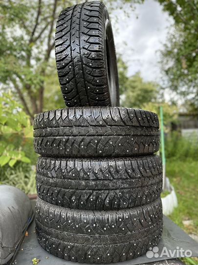 Bridgestone Ice Cruiser 7000S 215/65 R16 98T