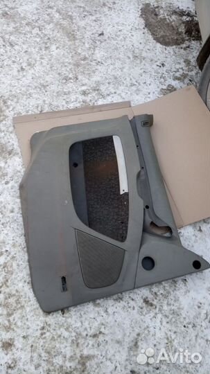 Обшивка двери передней левой \DAF