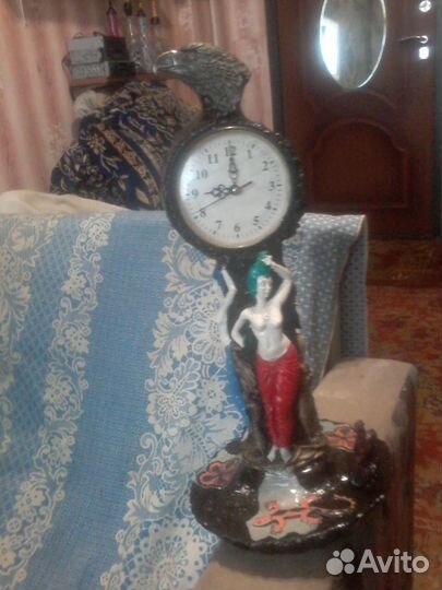 Статуэтка из керамики.девушки с часами