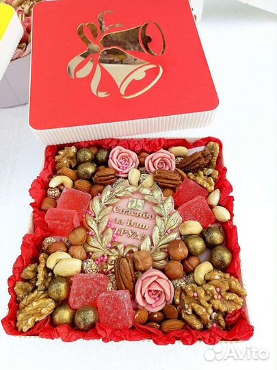 Подарочный бокс с орешками для учителя