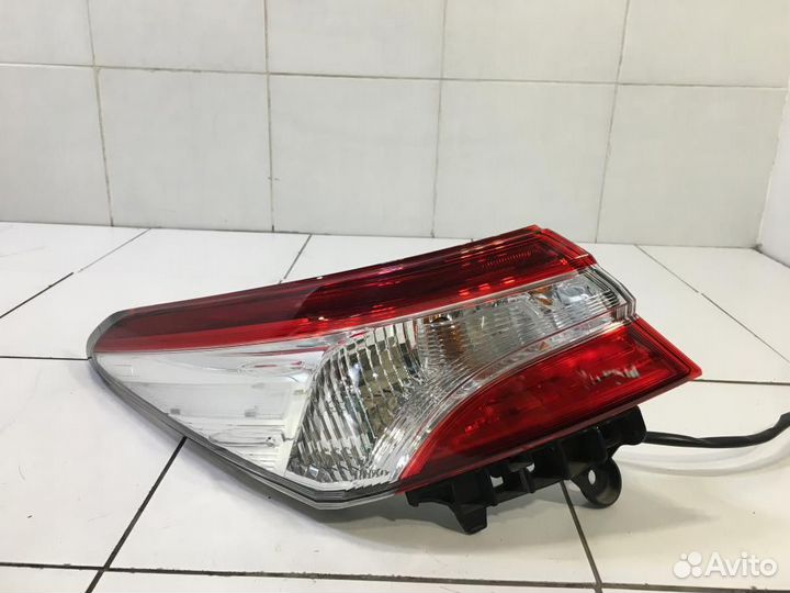 Фонарь задний наружный левый Toyota Camry XV70 70