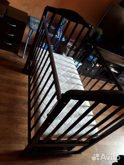 Детская кроватка с маятником