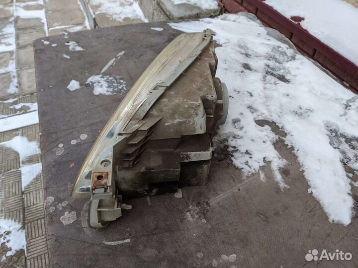 Правая фара Mazda Premacy cp8w