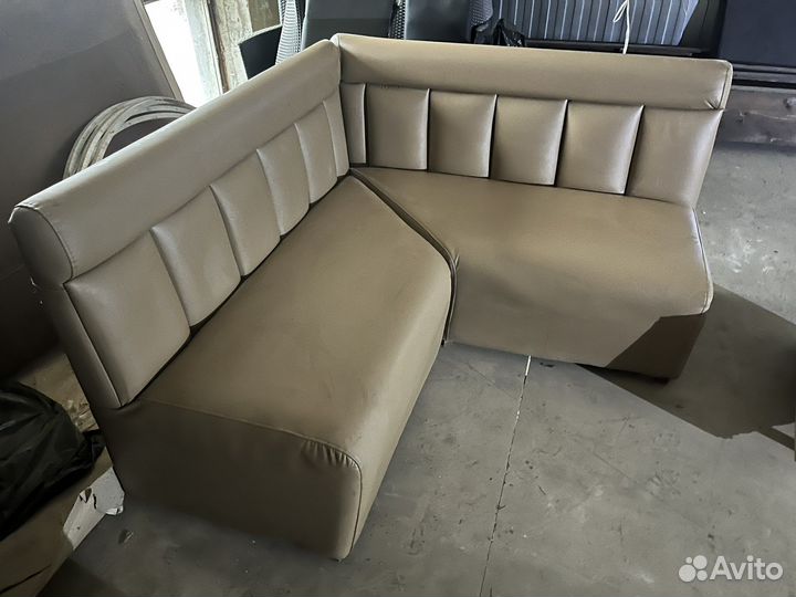 Диван молочный угловой