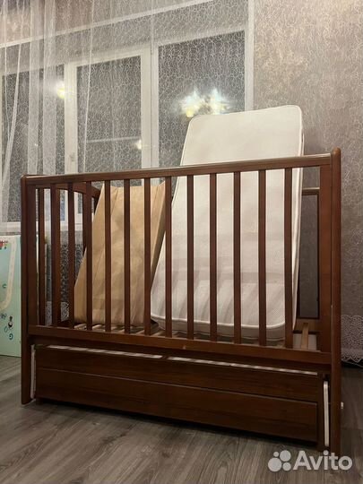 Детская кроватка с маятником и ящиком