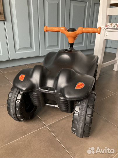 Детский автомобиль стилизован под квадроцикл
