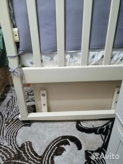 Детская кроватка с маятником