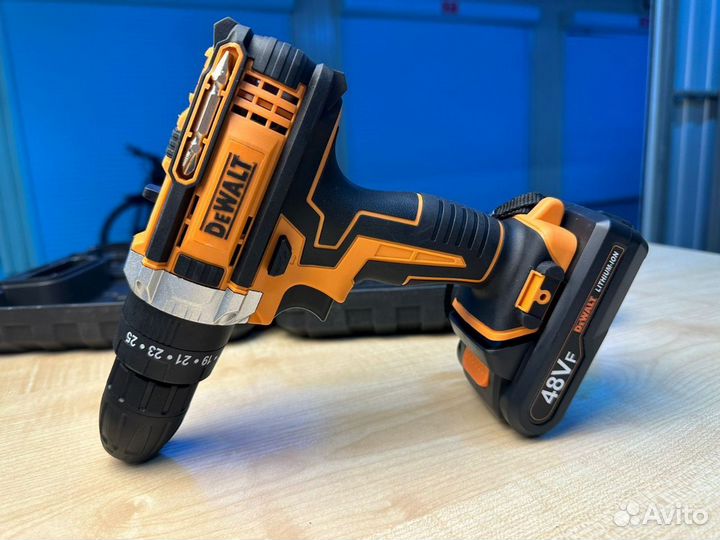Шуруповерт DeWalt c набором