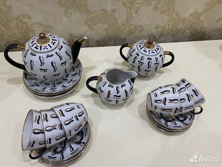 Фарфоровый чайный сервиз