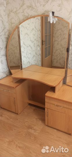 Туалетный столик с зеркалом