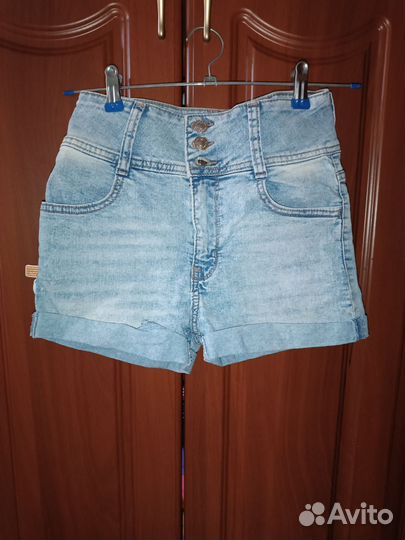 Джинсовые шорты и блузка