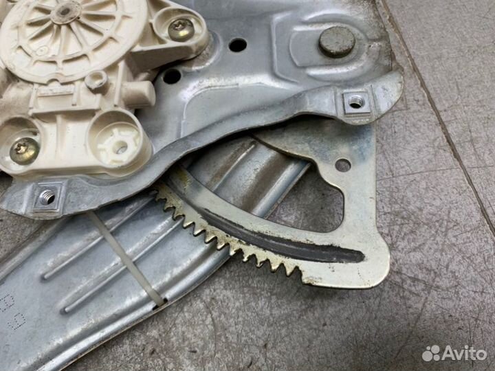 Стеклоподъемник задний правый Toyota Avensis T250