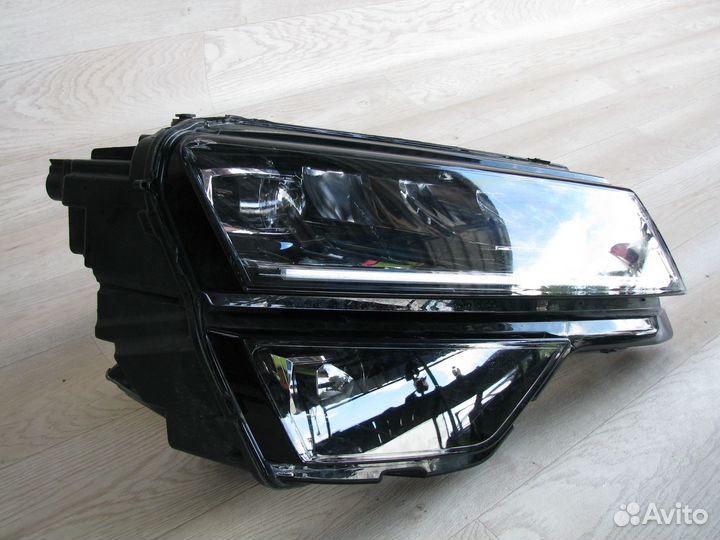 Skoda Karoq Фара передняя правая ксенон оригинал