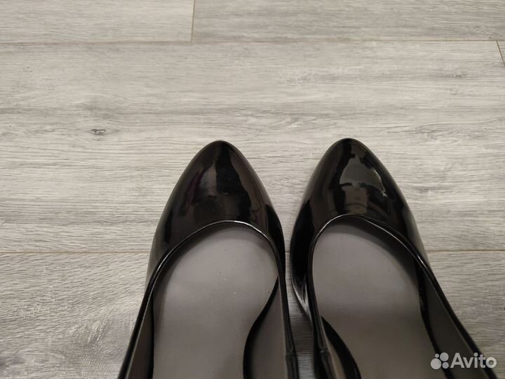 Лаковые женские туфли