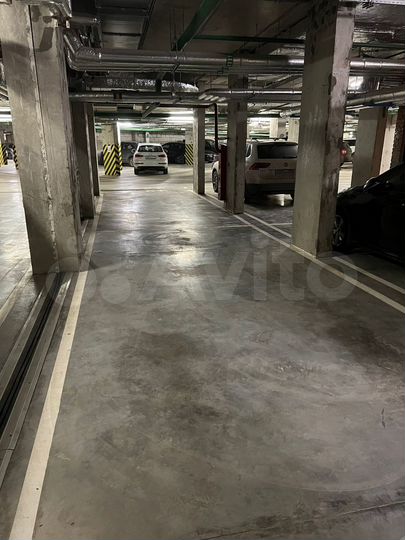 Машиноместо, > 30 м²