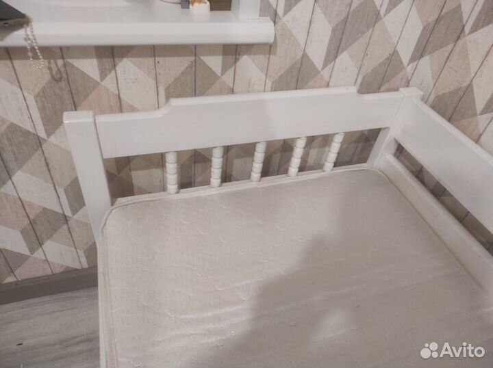 Кровать с выкатными ящиками и матрасом