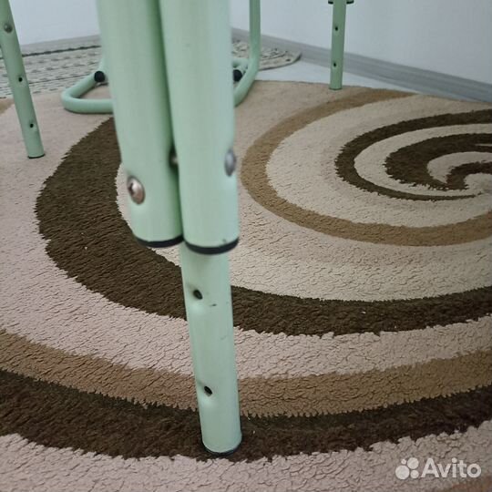 Детский стол и два стульчика