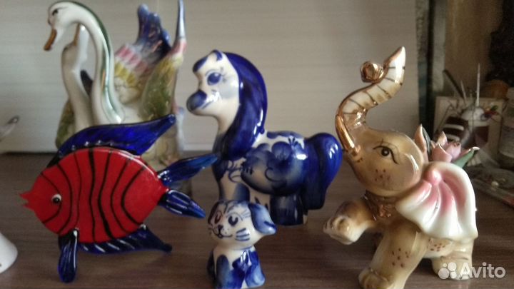 Статуэтки фарфор, стекло, сувениры разные