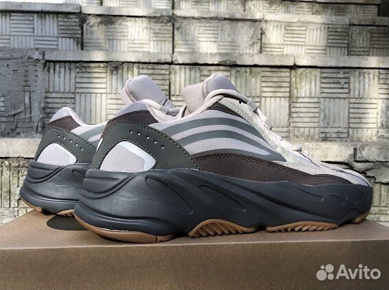 Adidas Yeezy Boost 700